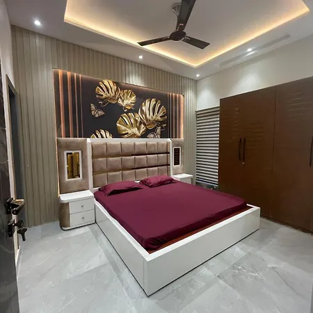 Amazing 3Bhk Home Near Airport With Jacuzzi & Private Pool In Punjabi Bagh